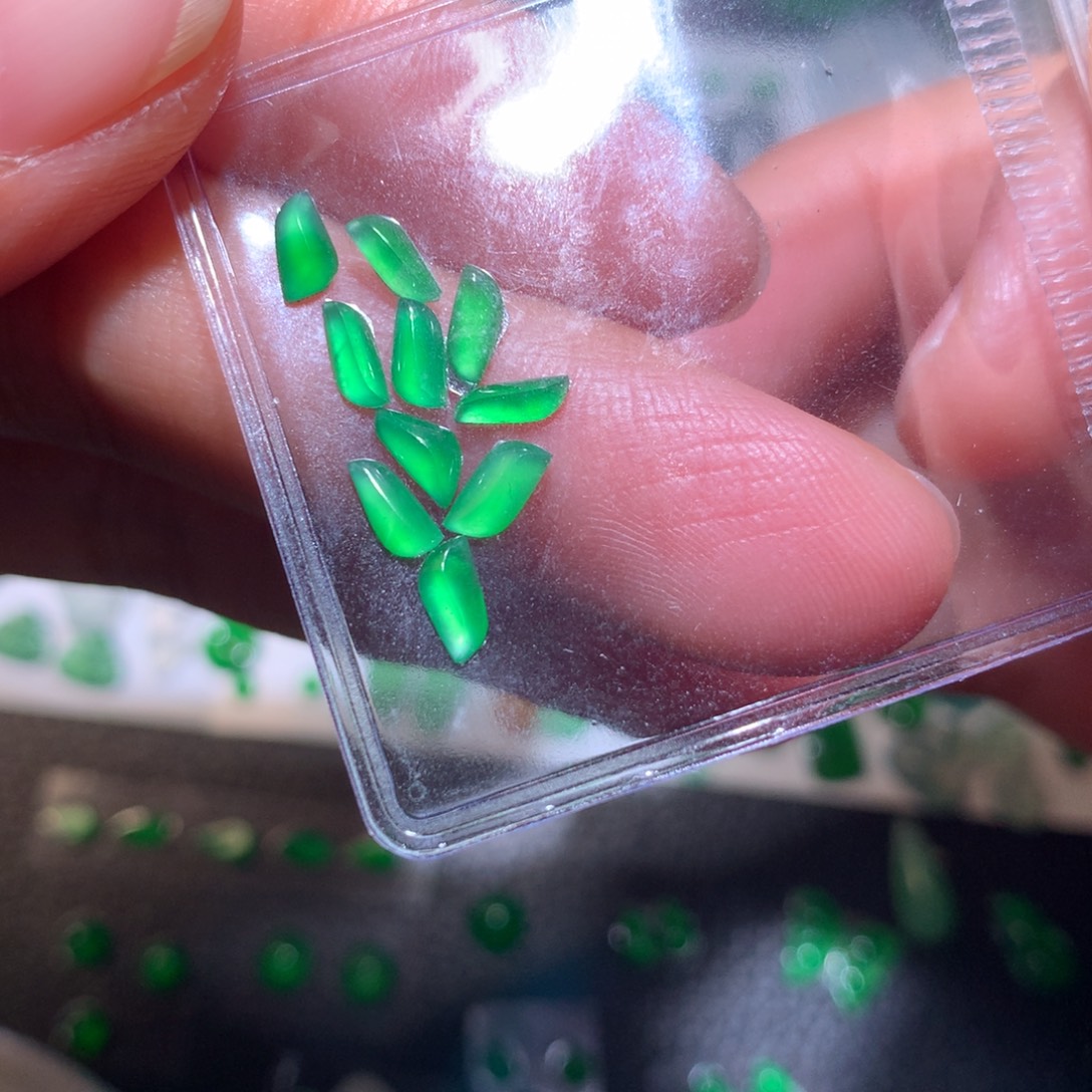 翡翠未镶嵌颈饰随行