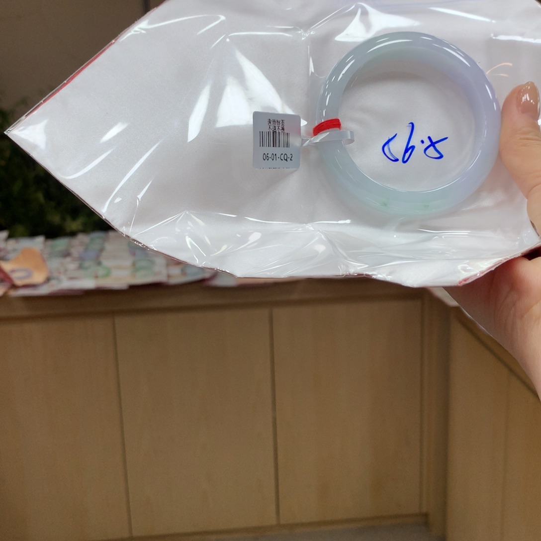 翡翠手镯未镶嵌不退不换