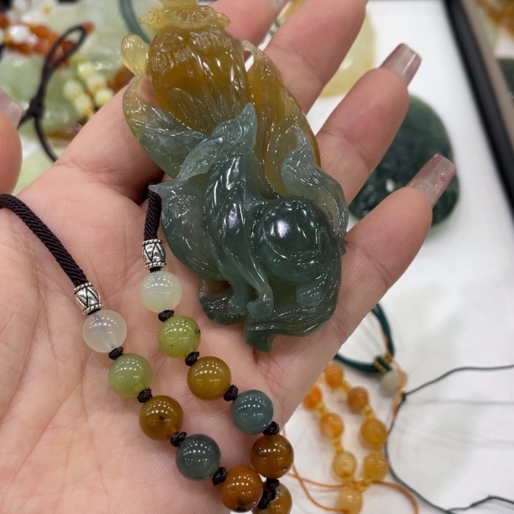 相***惜蛇纹石玉未镶嵌颈饰