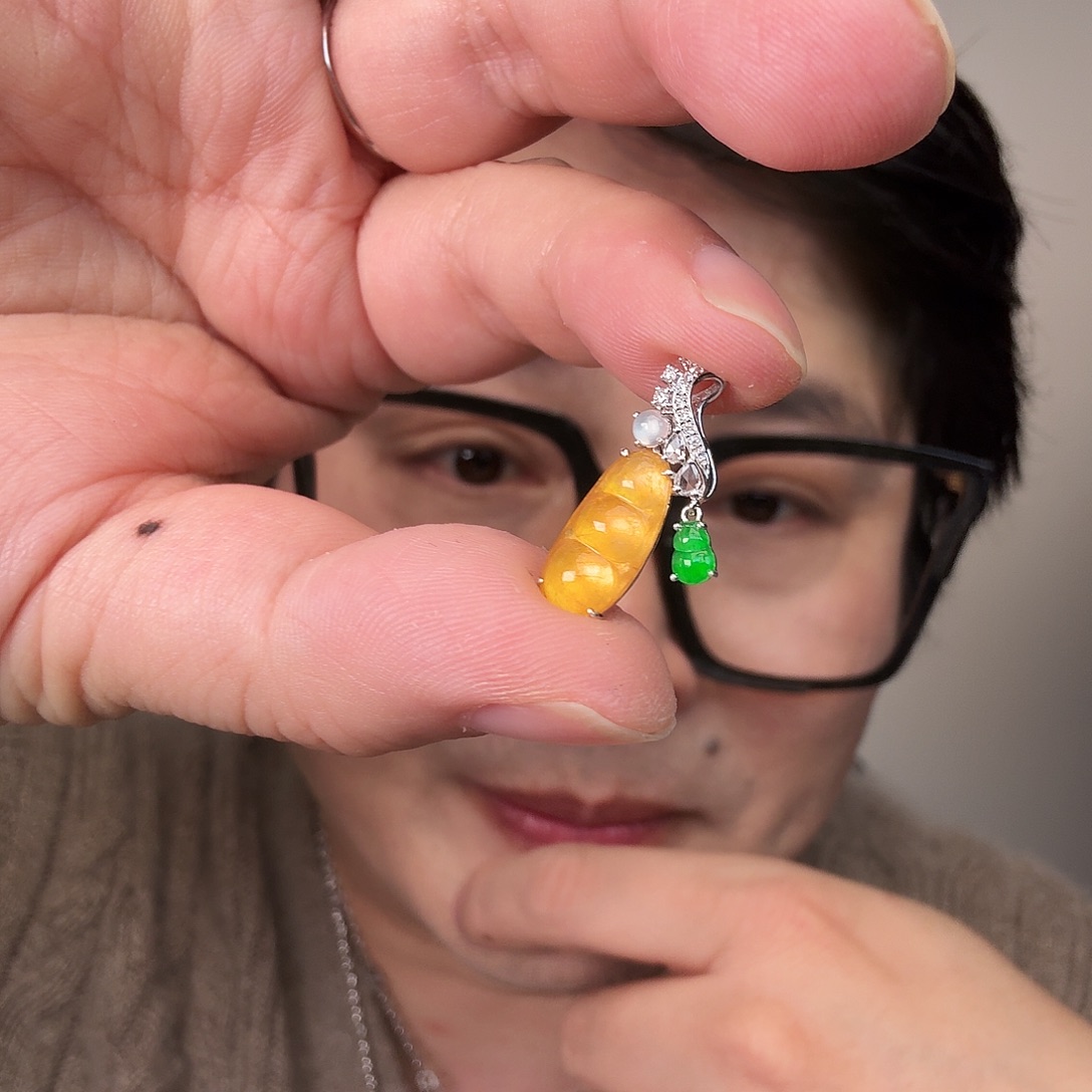 D***e翡翠18K金镶嵌颈饰一件