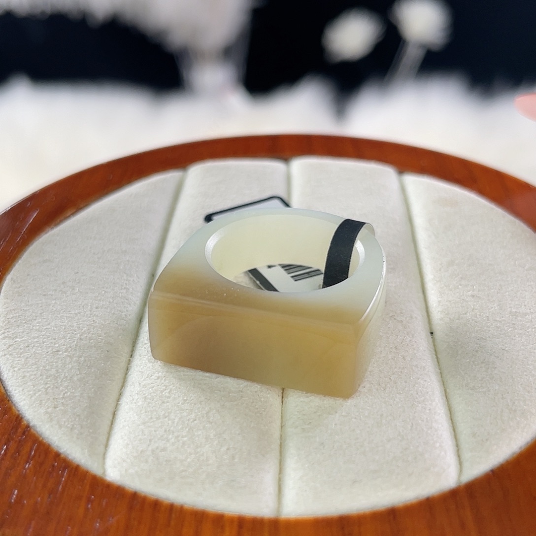 和田玉未镶嵌戒指l43。糖马鞍。17.5。不退换