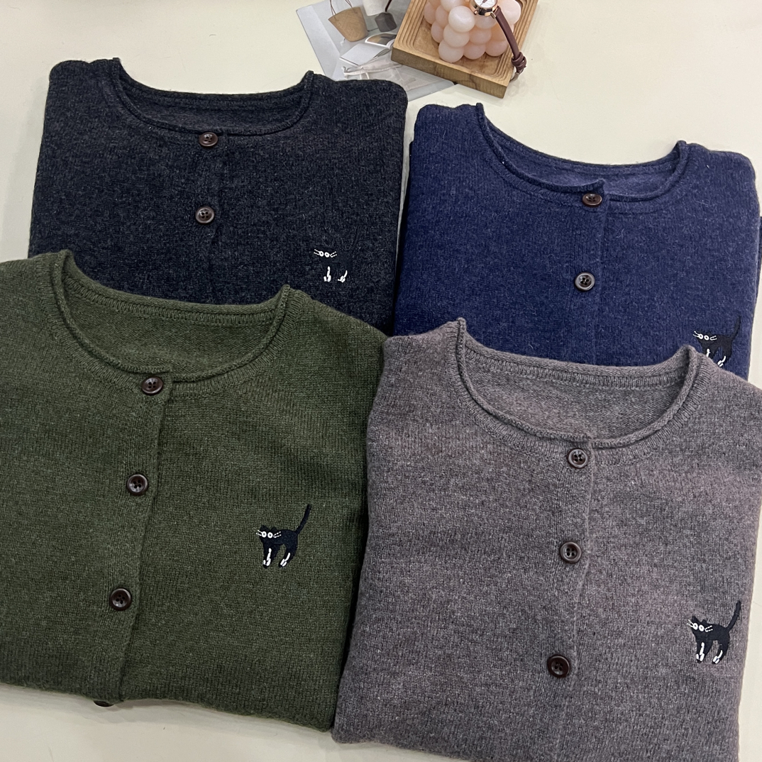 绒品 韩系纯色刺绣小猫圆领开衫针织衫