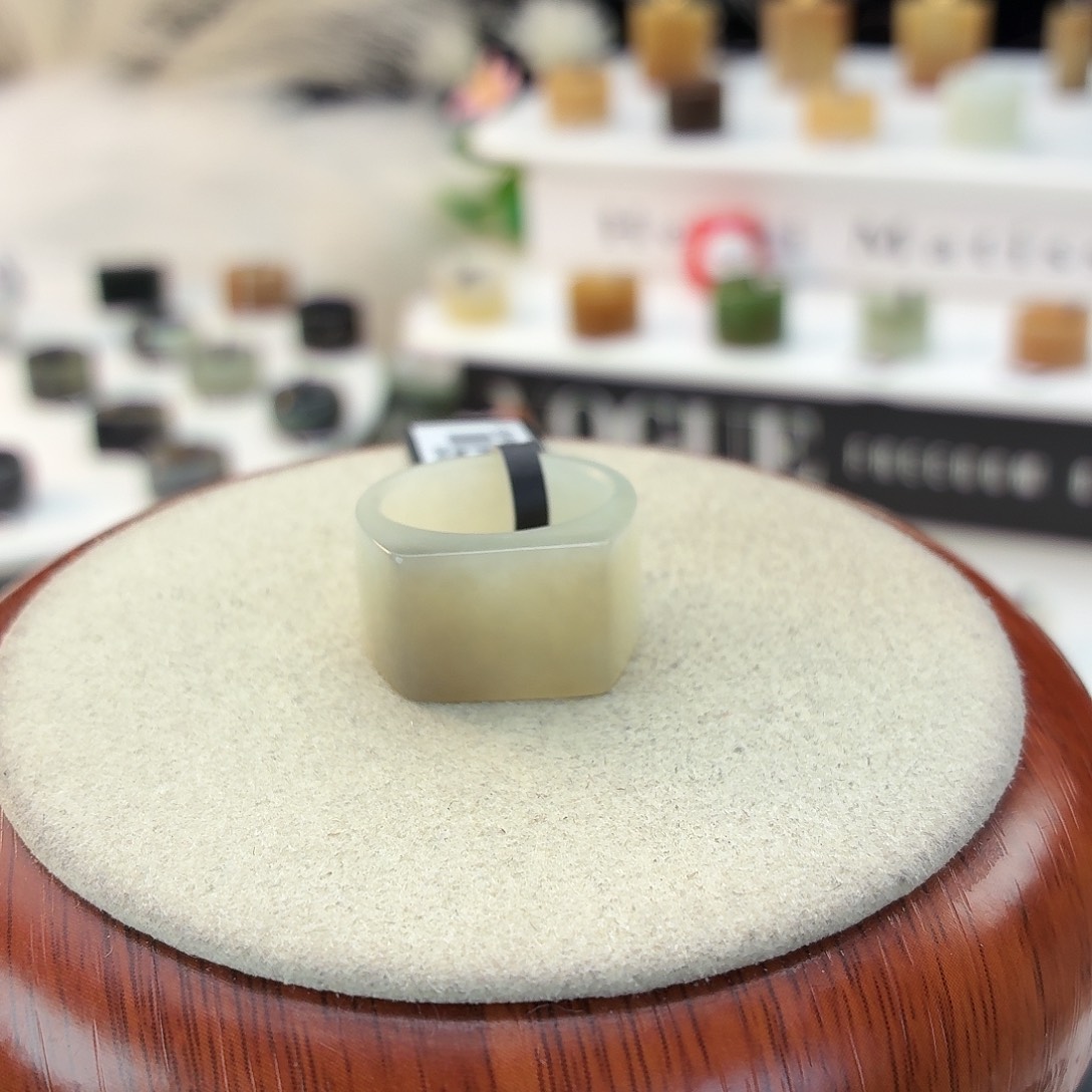和田玉未镶嵌戒指i118渐变马鞍17.2mm