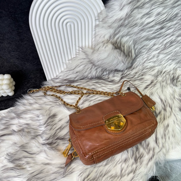 95新 Prada/普拉达 深焦糖色小号猪鼻扣皮穿链单肩流浪包