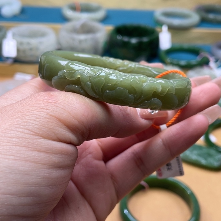 和田玉手镯57+圈口。编号69贵妃镯未镶嵌