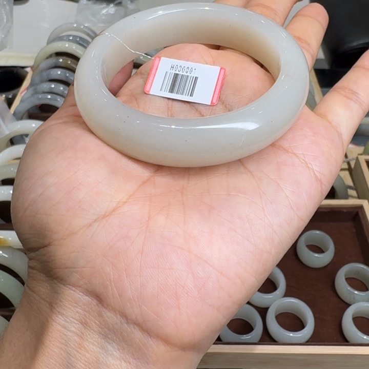 勤***和田玉（糖玉）未镶嵌手镯