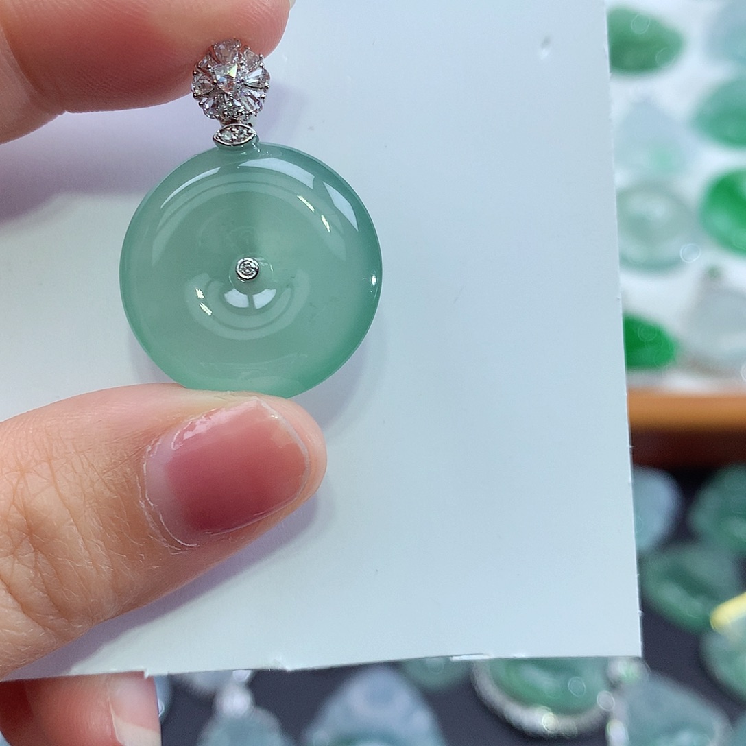 翡翠18K金镶嵌颈饰平安扣