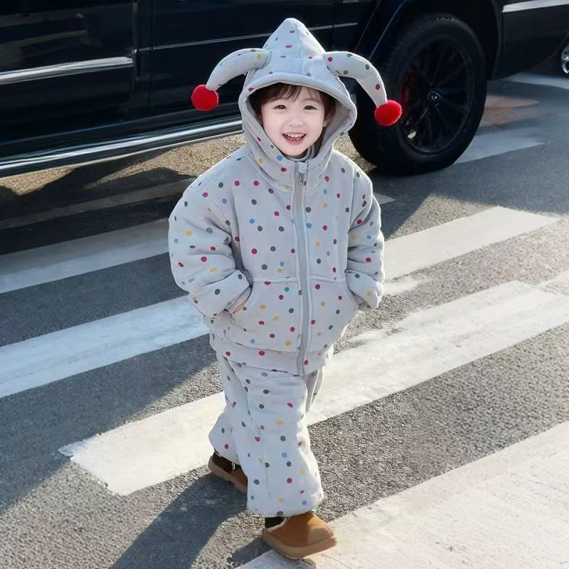 儿童冬季家居服2025新款男女童时尚彩色波点牛角连帽加绒加厚套装