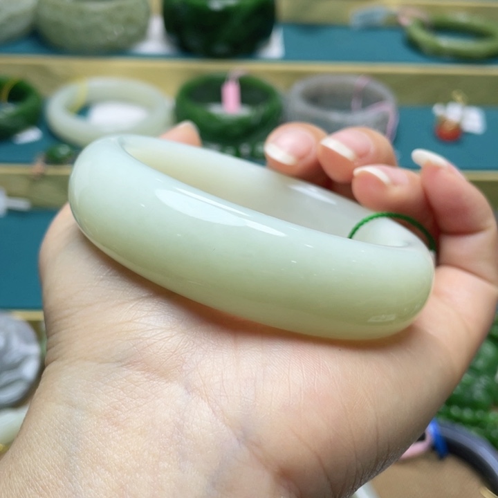 和田玉手镯60圈口。编号14未镶嵌