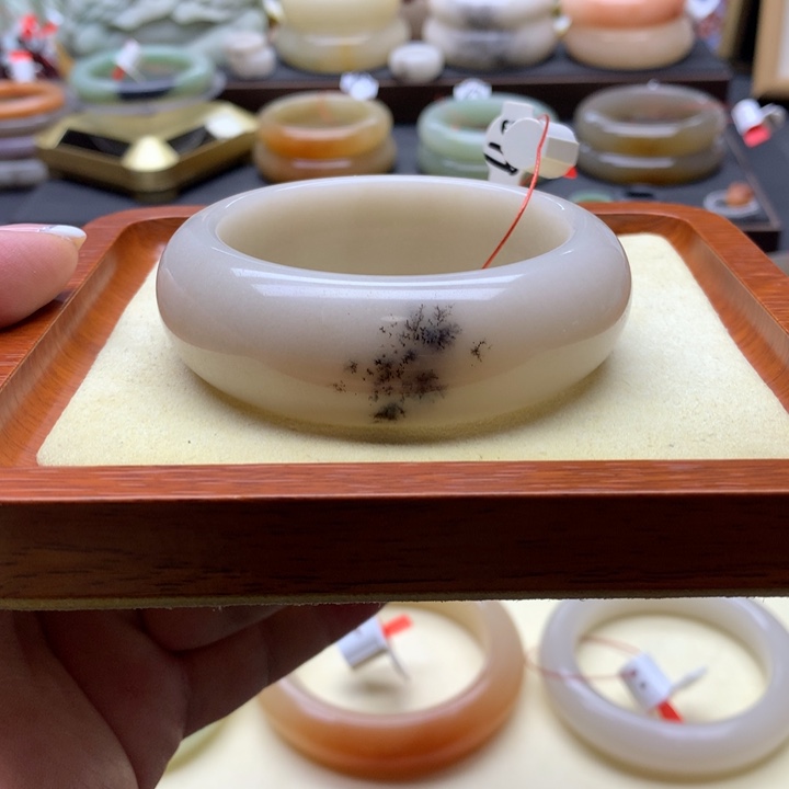 石英岩玉手镯未镶嵌