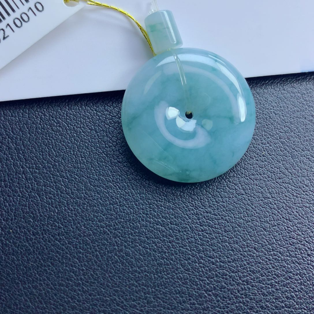 翡翠颈饰未镶嵌平安扣