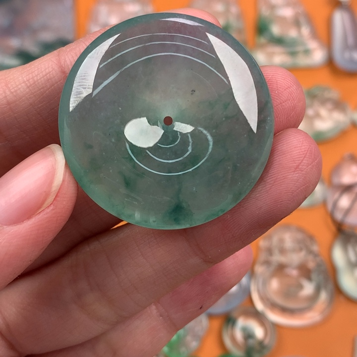 翡翠挂件未镶嵌….