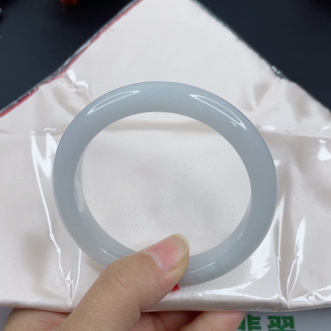 凤***泽翡翠未镶嵌手镯A货冰透水润