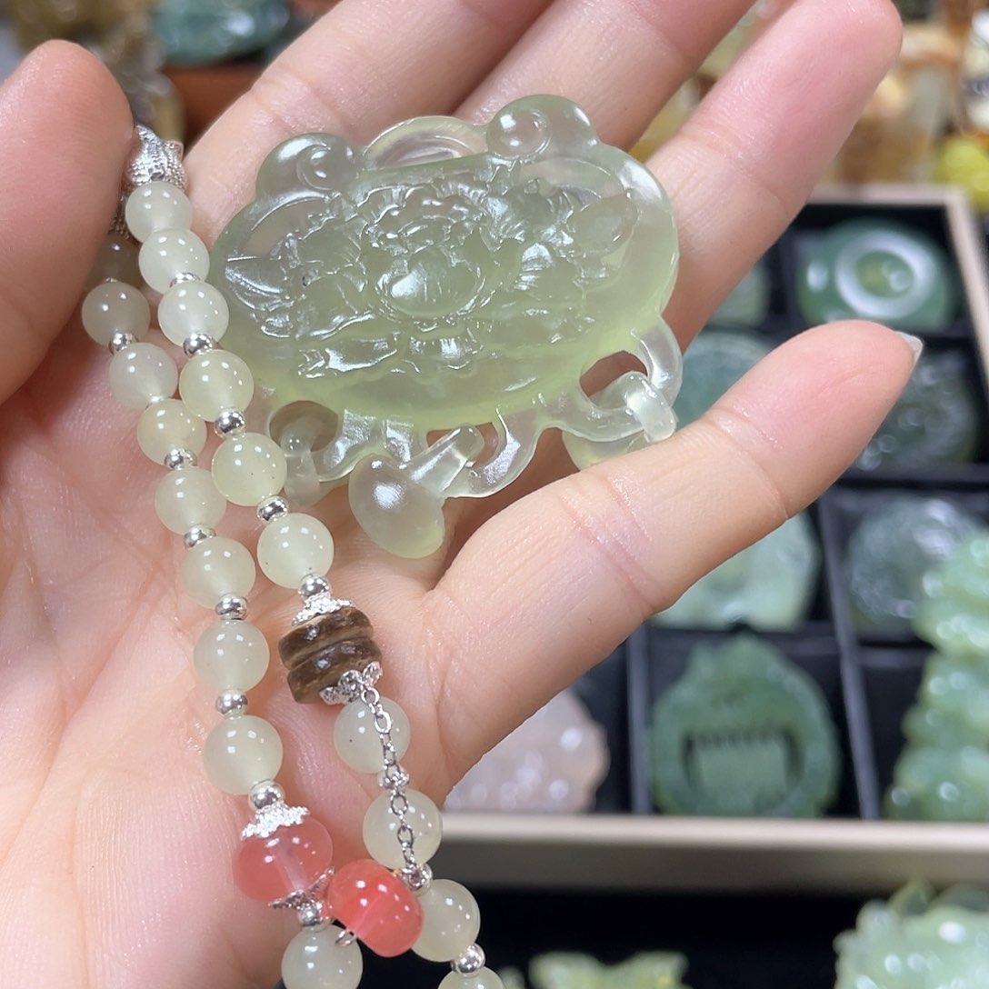 蛇纹石玉颈饰未镶嵌