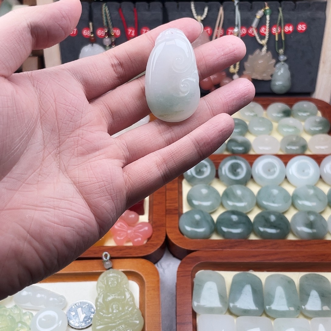 石英质玉未镶嵌颈饰