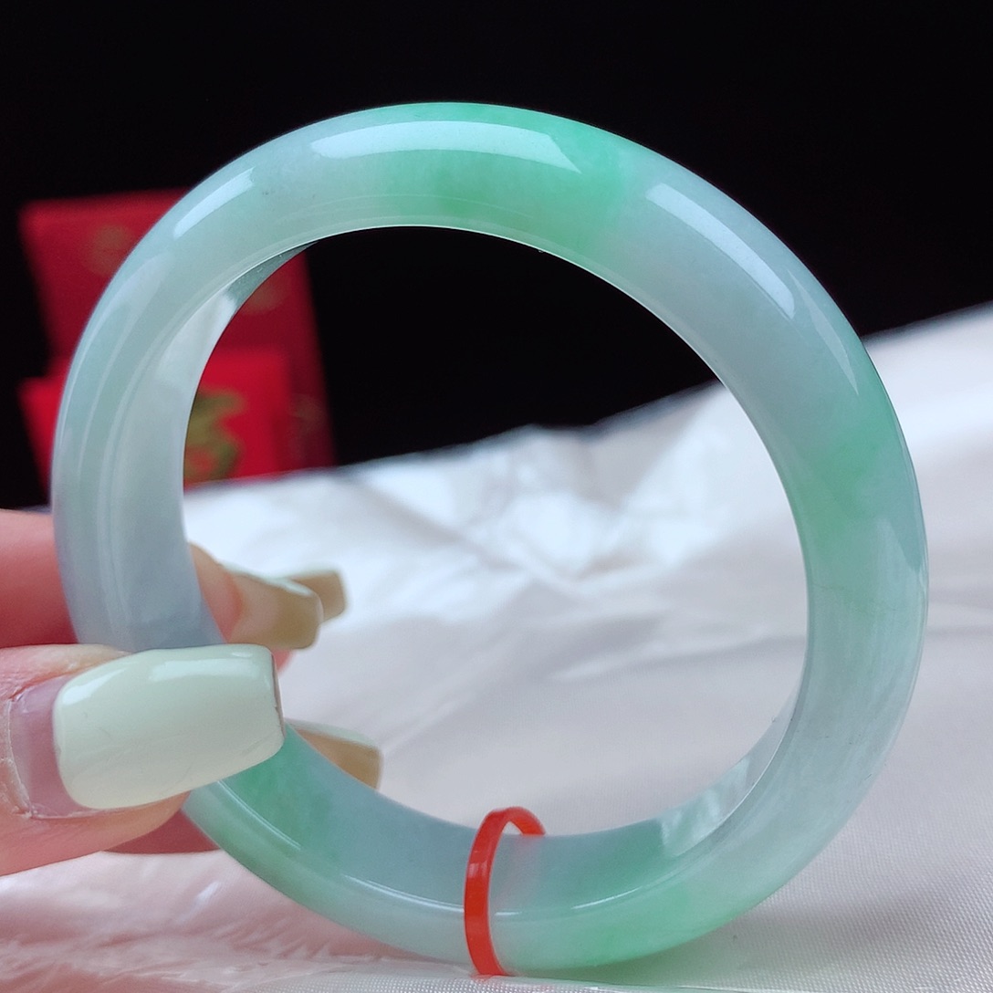 翡翠手镯未镶嵌55圈