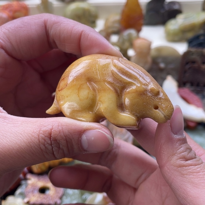 蛇纹石玉颈饰未镶嵌