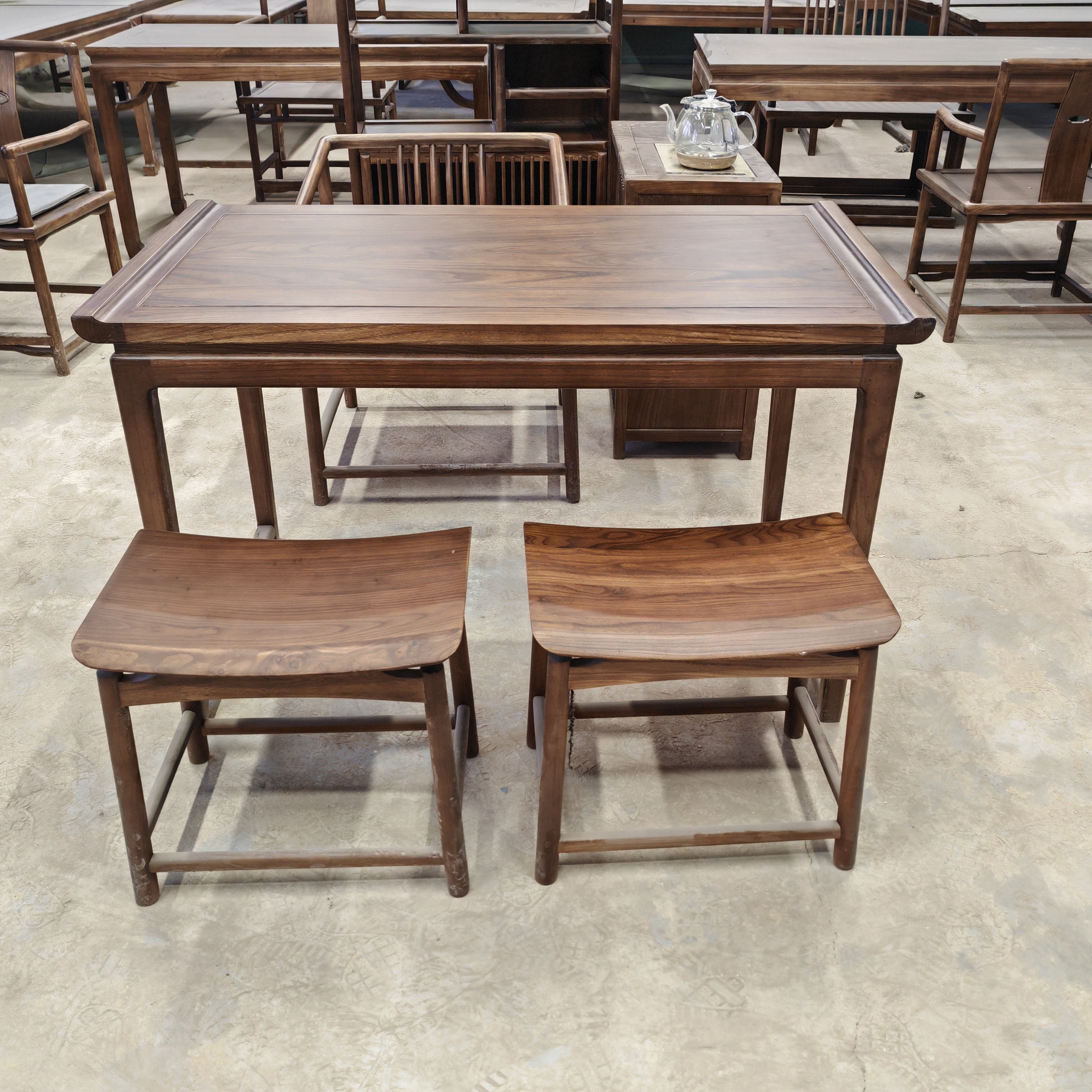 北方老榆木新款明式翘头案1.2米，一把竖背椅，两个元宝凳