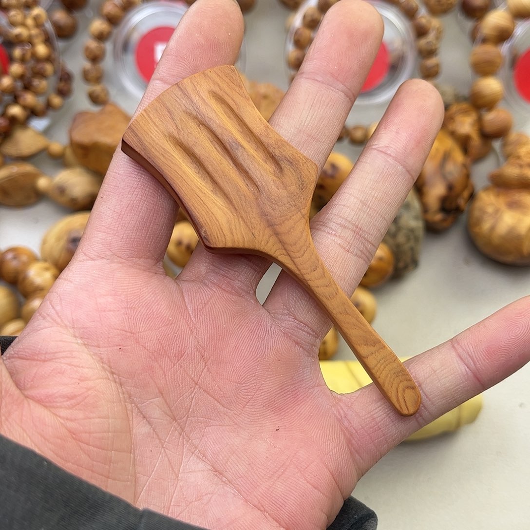 柏木（崖柏）把件黄粉黑骨铲子