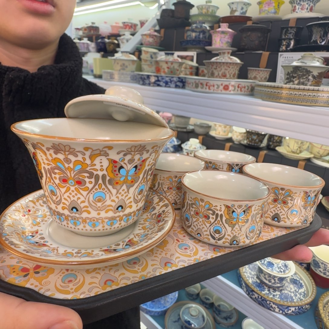 这些盖碗很漂亮我很喜欢！！