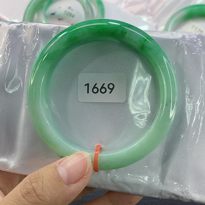 翡翠手镯未镶嵌气****天然翡翠手镯02