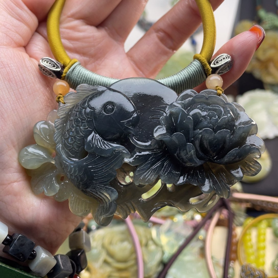 蛇纹石玉颈饰未镶嵌