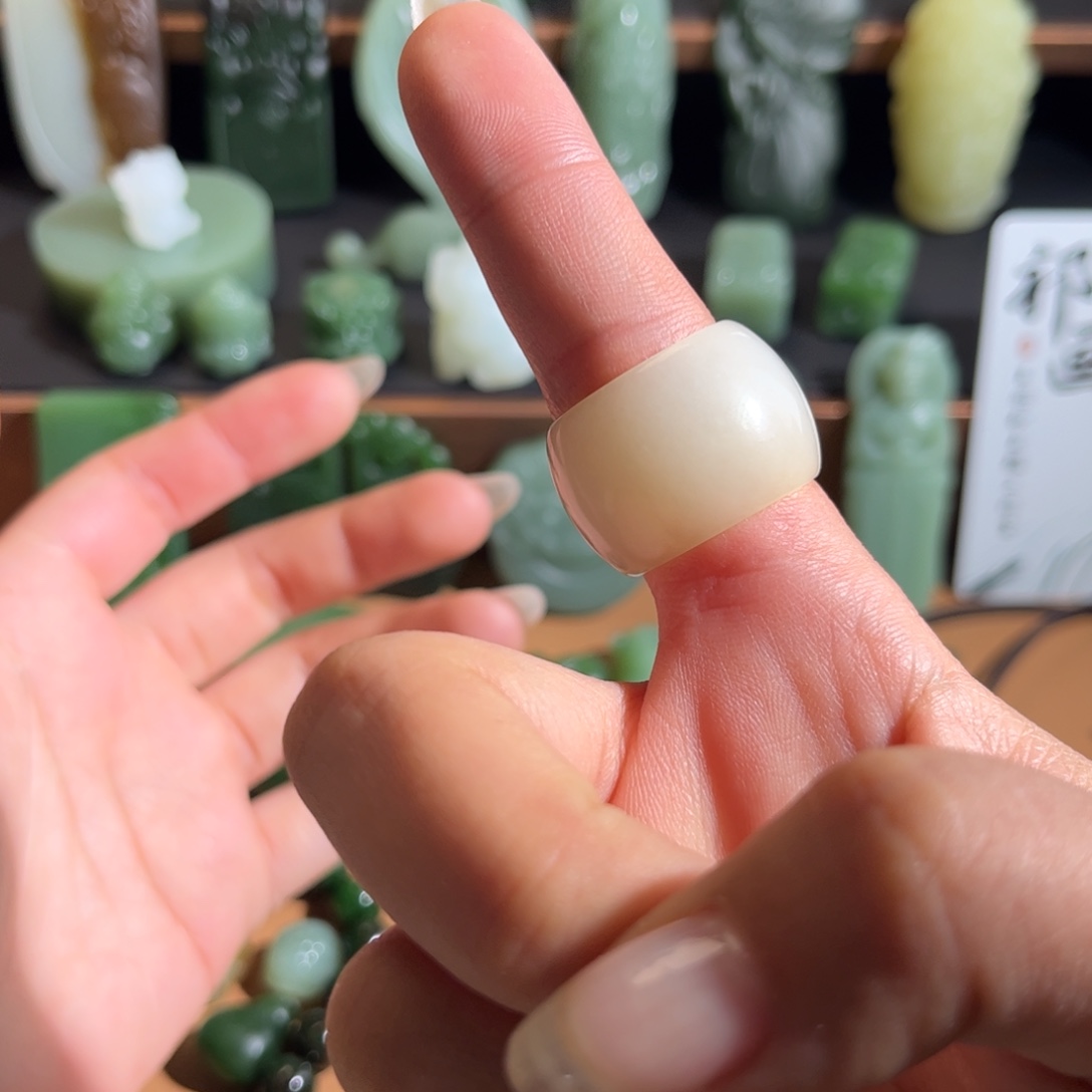 招***金和田玉未镶嵌颈饰