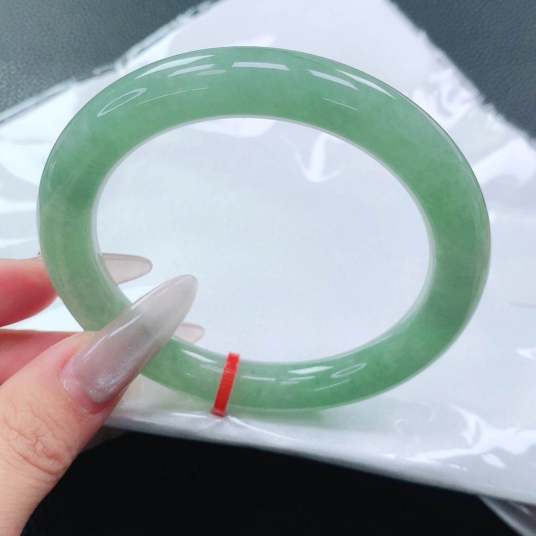 翡翠手镯未镶嵌57圈