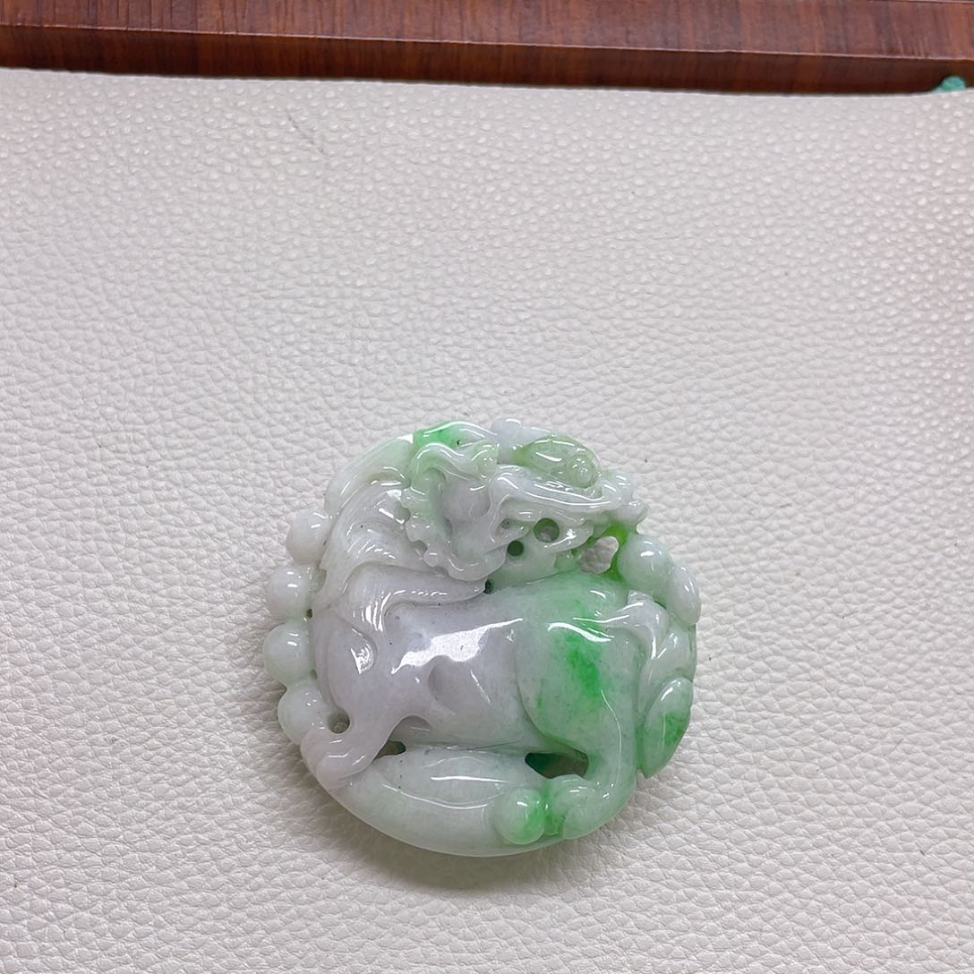 翡翠未镶嵌颈饰飘阳绿麒麟吊架