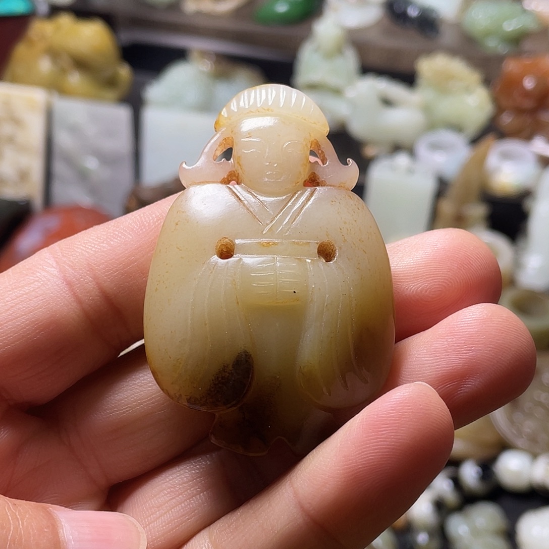 以***生和田玉（糖玉）未镶嵌颈饰