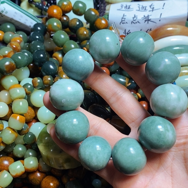 蛇纹石玉颈饰未镶嵌