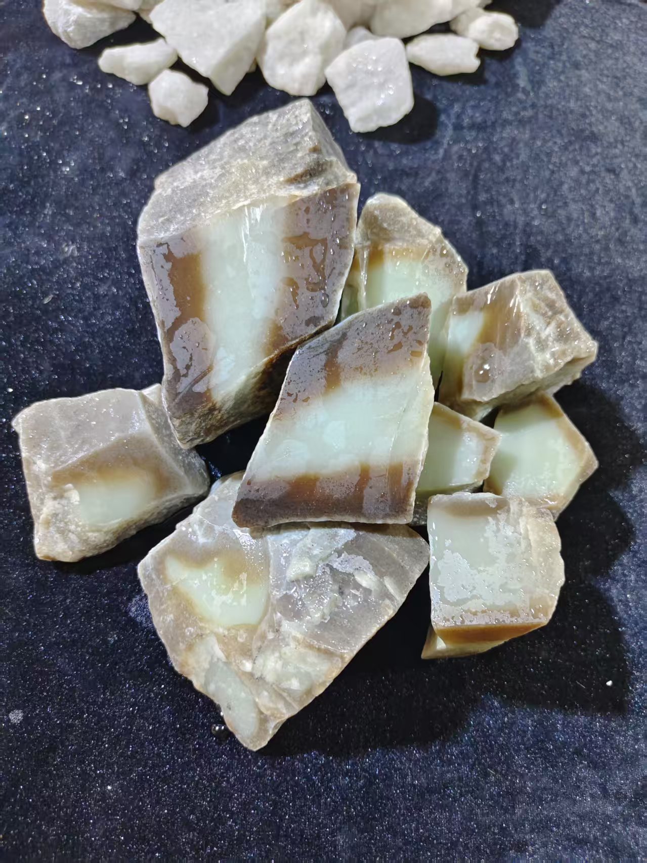 新疆且末和田玉原石摆件