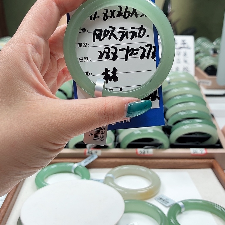 风***动未镶嵌手镯石英岩玉