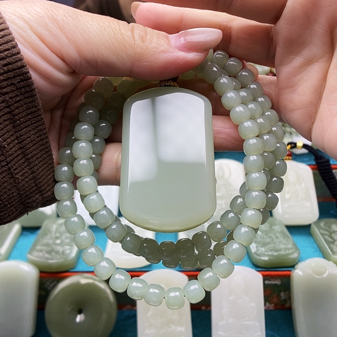 王***强和田玉未镶嵌颈饰