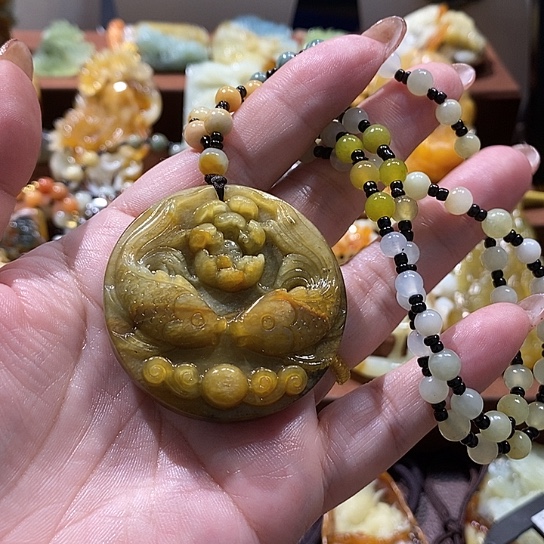 蛇纹石玉未镶嵌颈饰