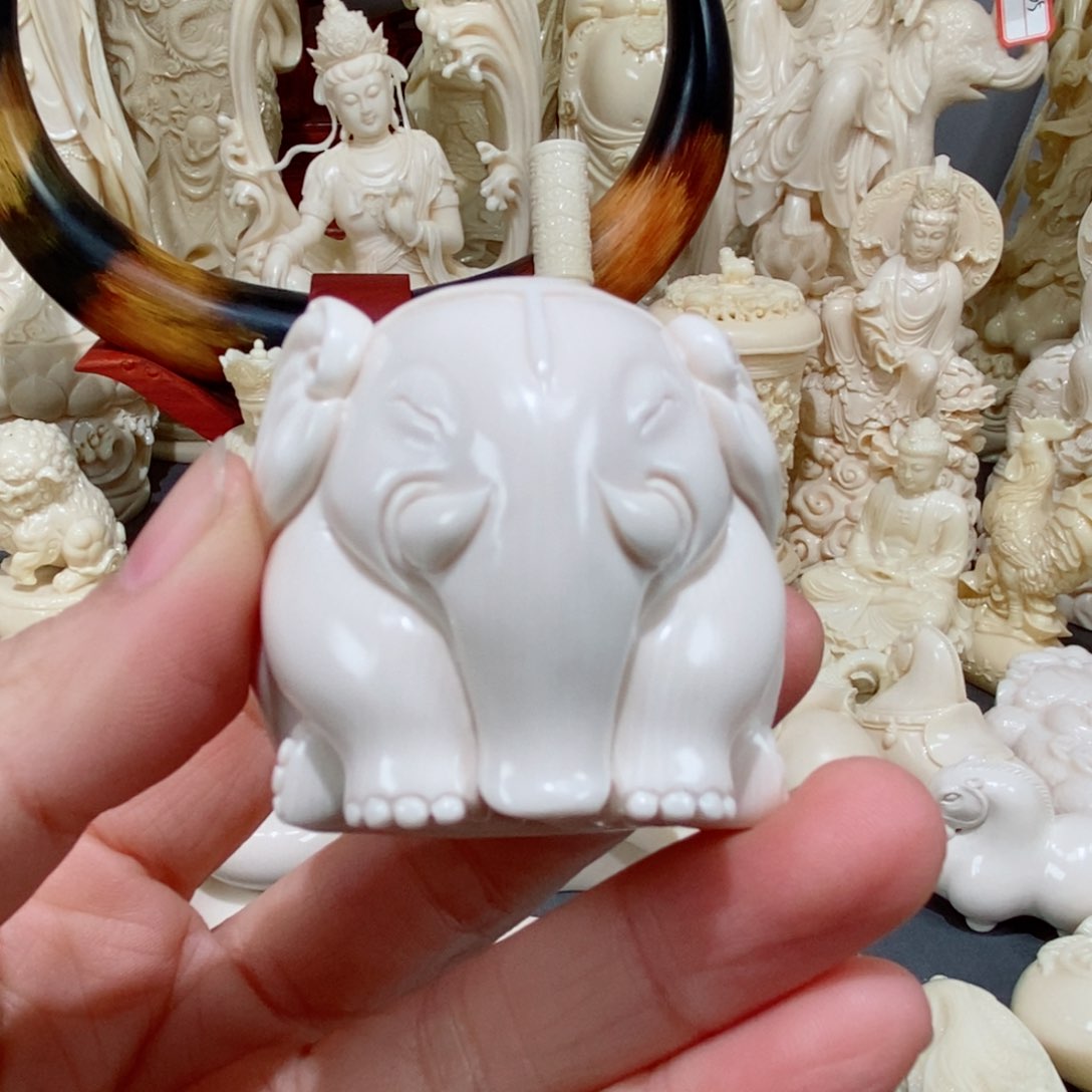 香榧木画***鱼小象手把件