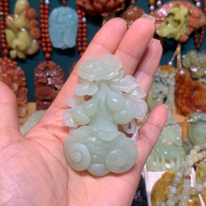 吃***福蛇纹石玉未镶嵌颈饰