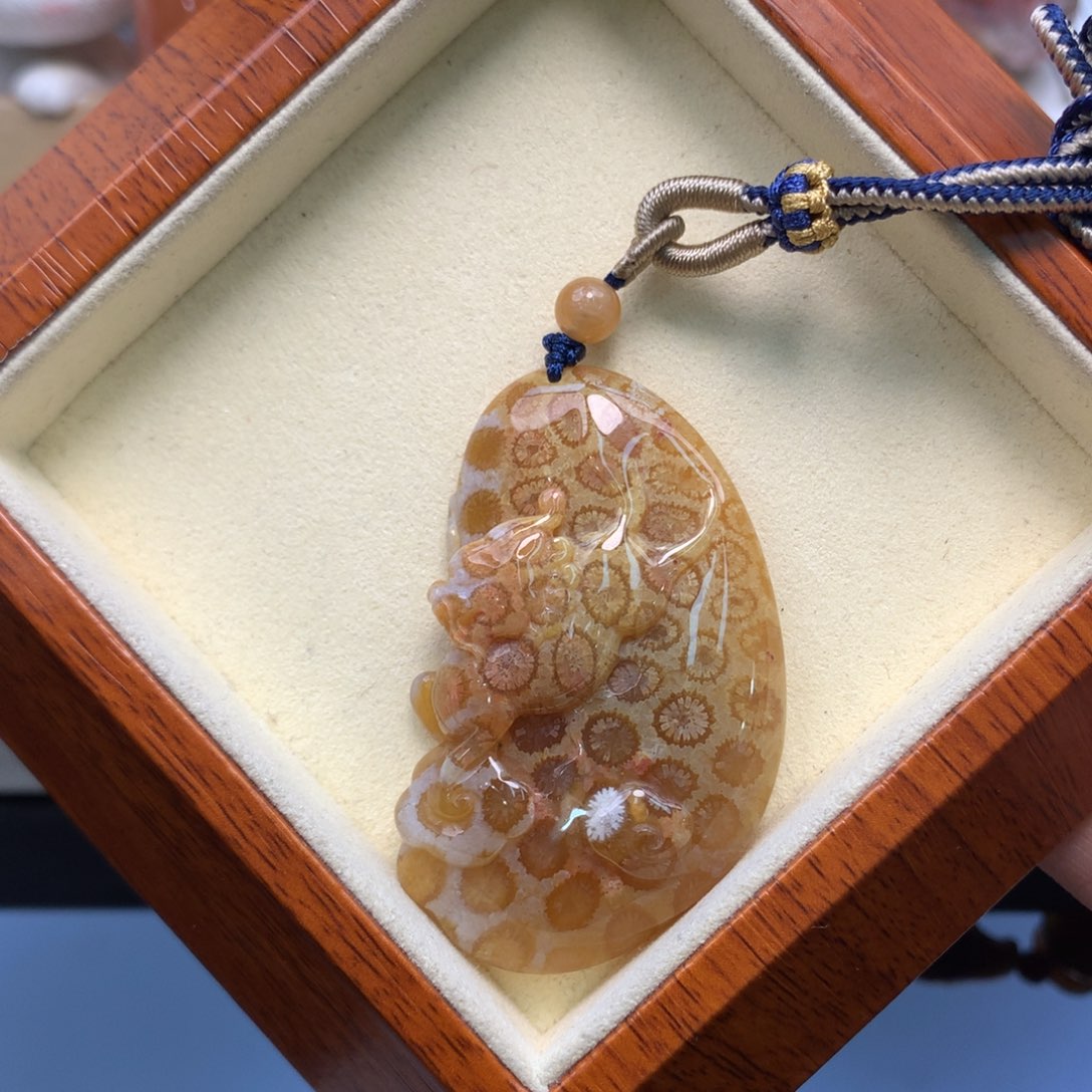 硅化珊瑚（珊瑚玉）颈饰未镶嵌麒麟