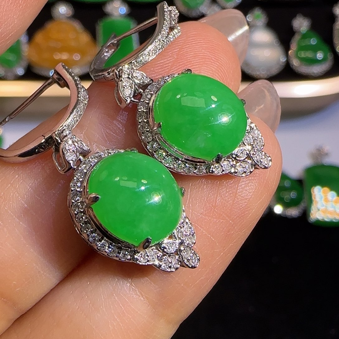 翡翠耳饰18K金镶嵌。