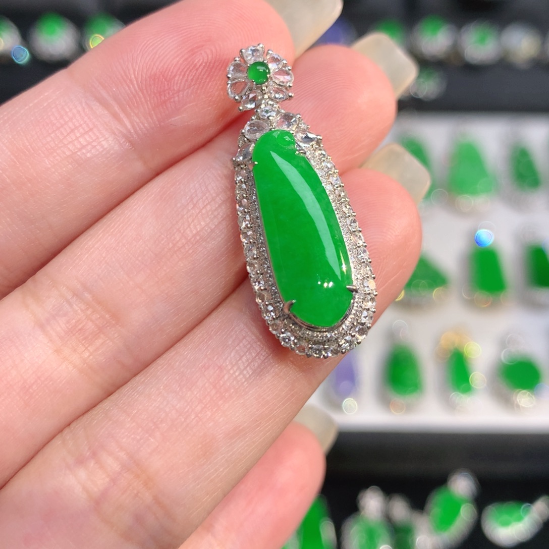 翡翠18K金镶嵌颈饰