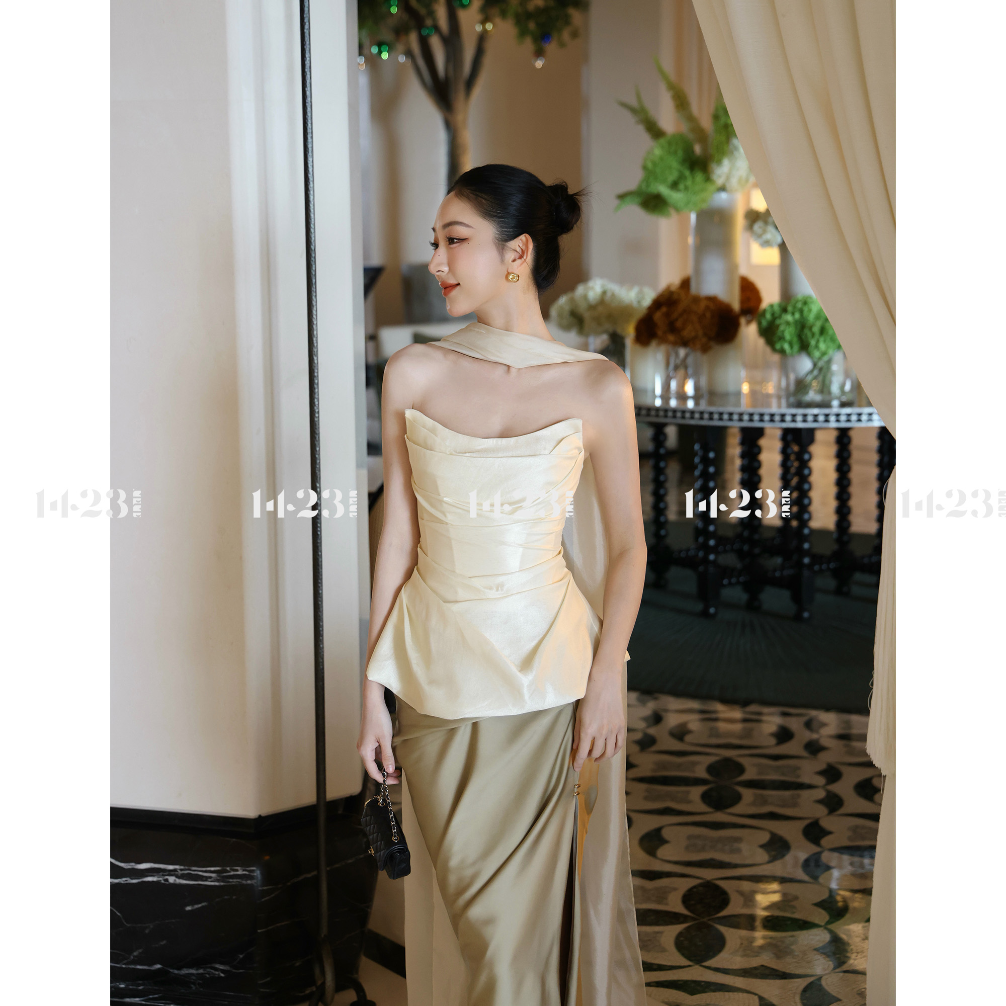 1423【静奢挚爱】露肩抹胸皱褶设计收腰显瘦缎面光泽上衣（含披肩）