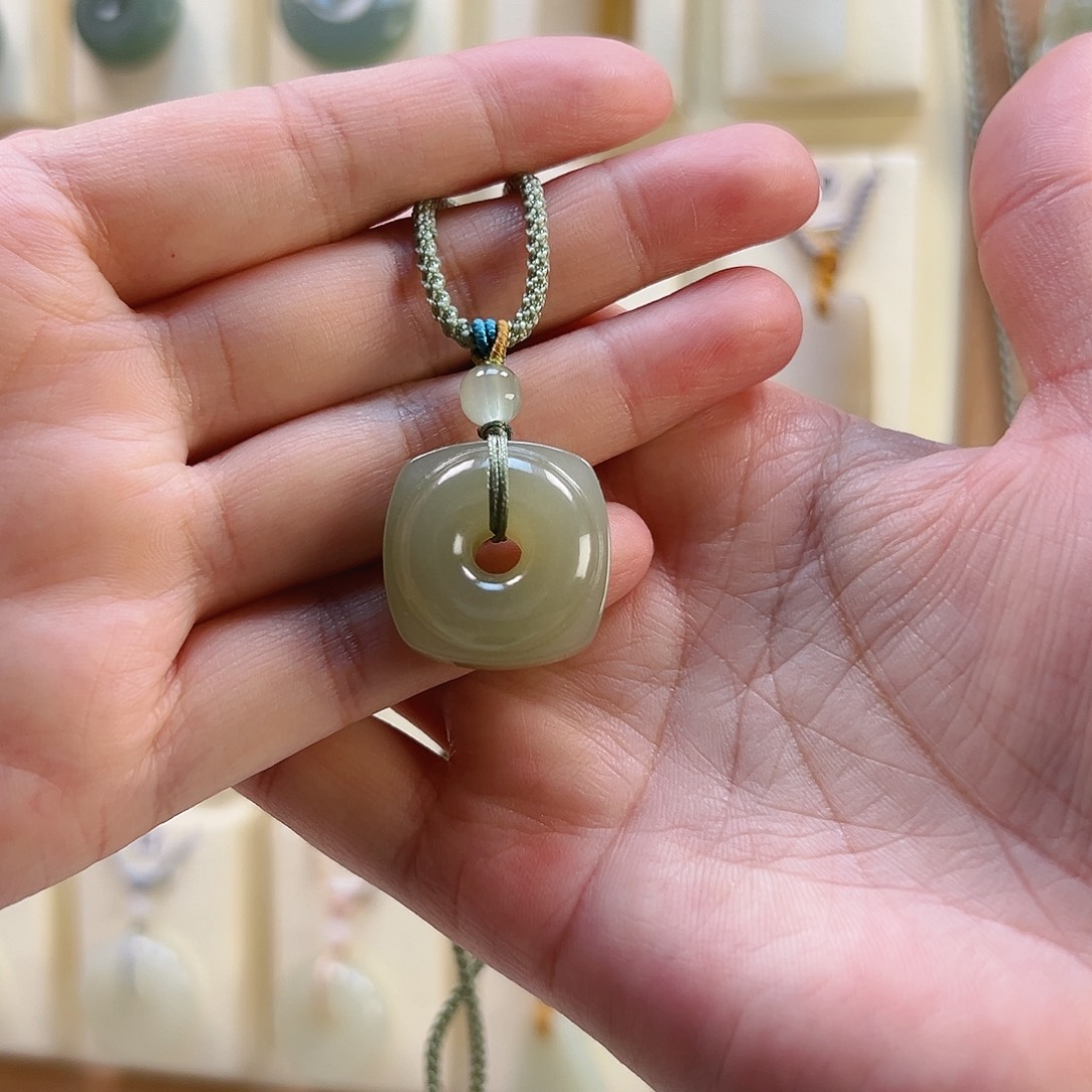 用***8颈饰未镶嵌和田玉