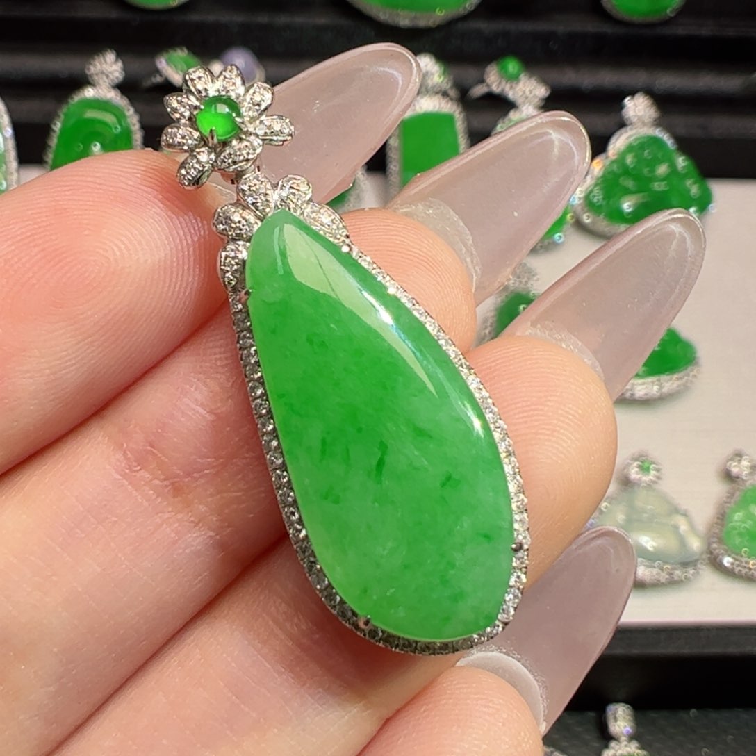 翡翠18K金镶嵌颈饰