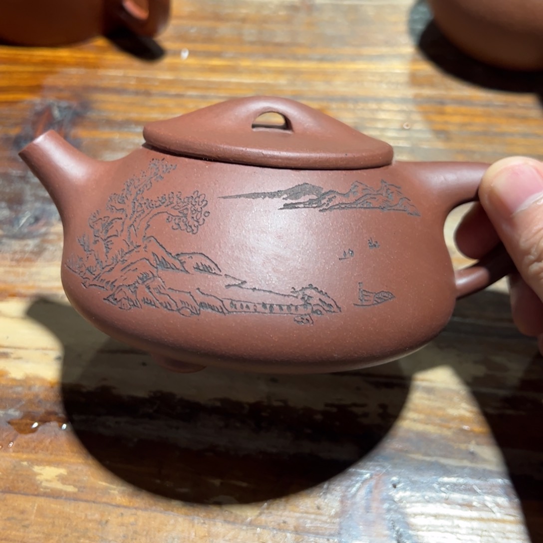 紫砂茶壶…………………………………………………………