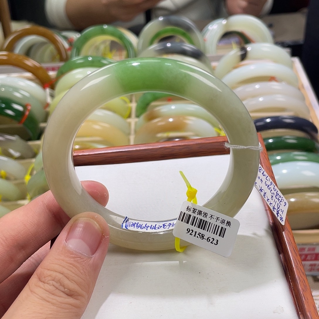 【闪购商品】和田玉手镯未镶嵌61