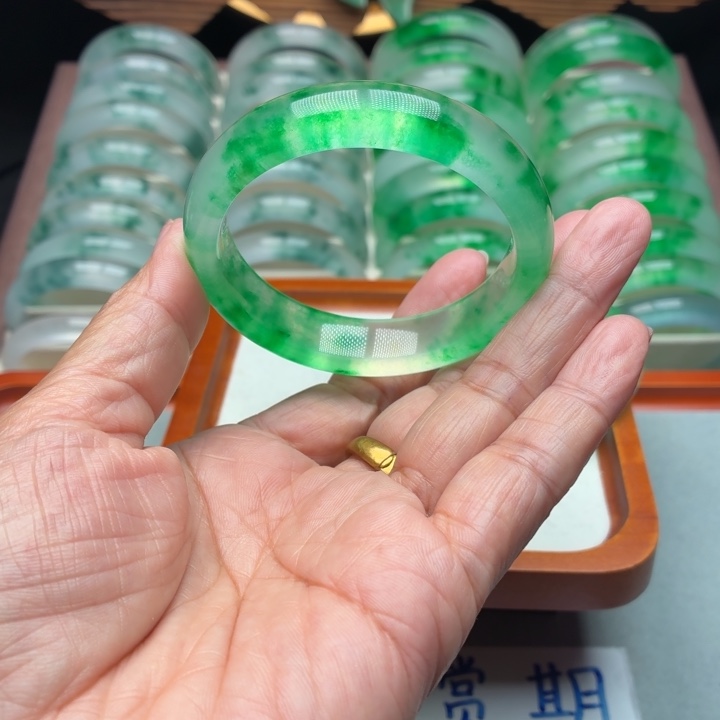 瘸***鱼石英质玉未镶嵌手镯