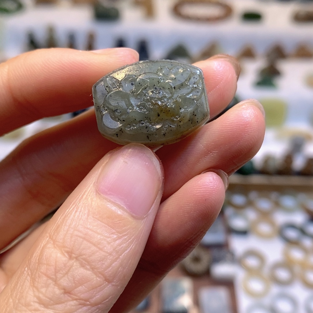 碳****和田玉未镶嵌颈饰