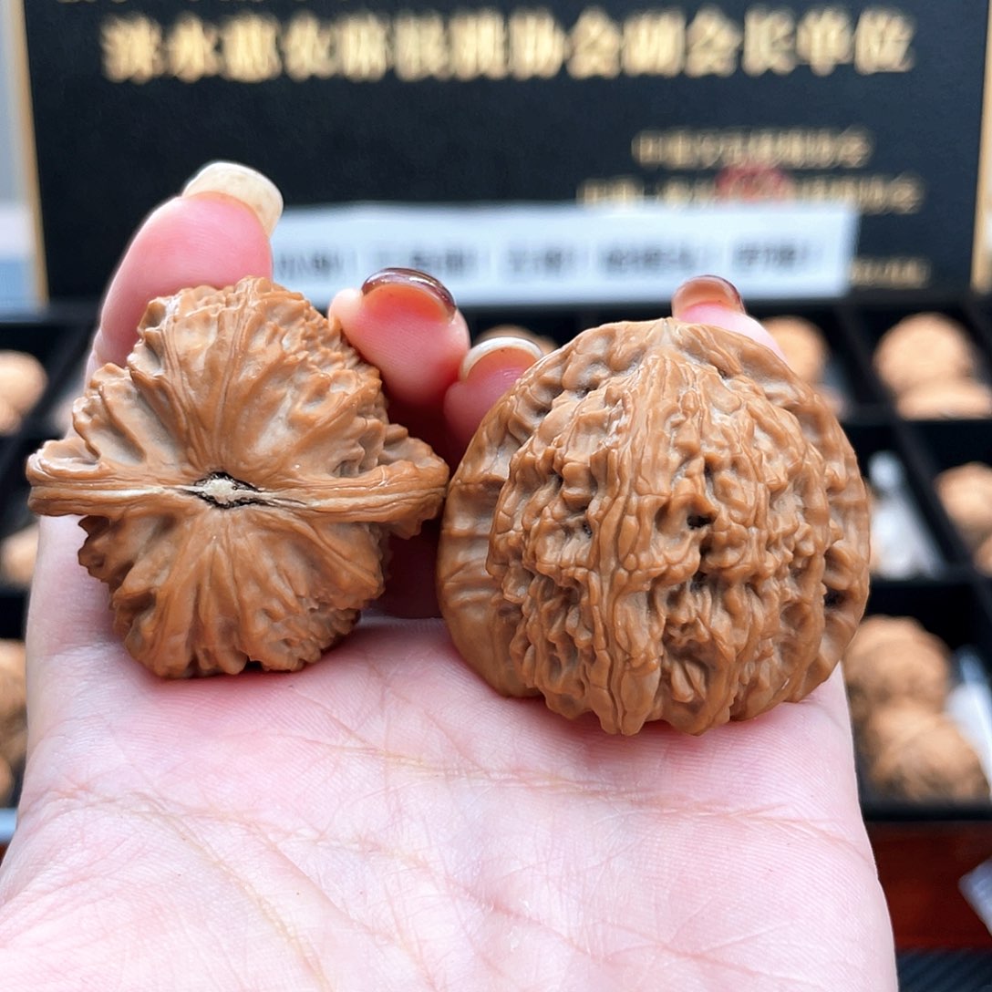 吊坠文玩核桃马*39s1超精小三角白➕点尖非全品