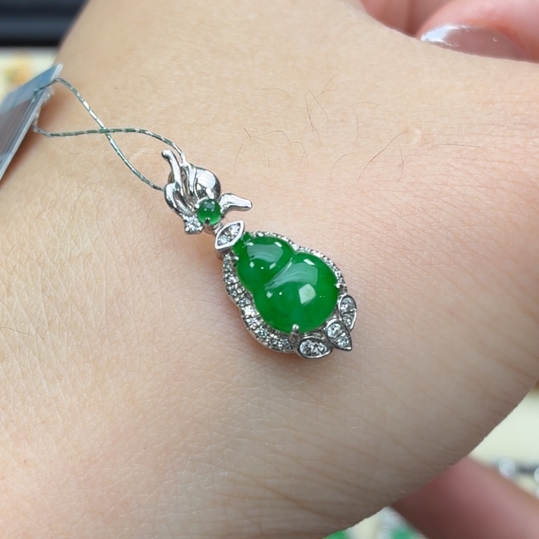 翡翠18K金镶嵌颈饰