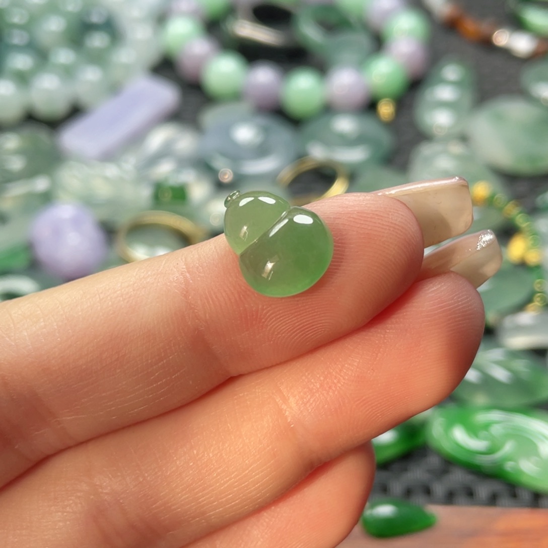 颈饰未镶嵌翡翠   翡翠。